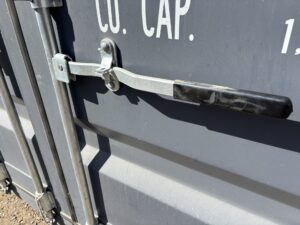 Easy-opening right-hand door handle on a one-trip 20ft shipping container