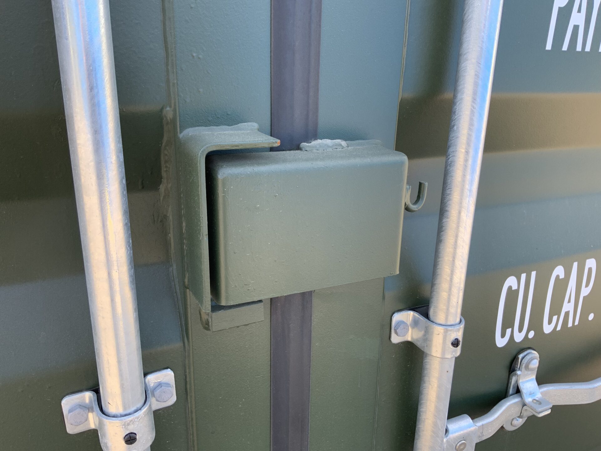 Heavy-duty steel locking box protecting the padlock hasp on ContainerKing® asset KNG72377, providing enhanced security for a premium one-trip shipping container.