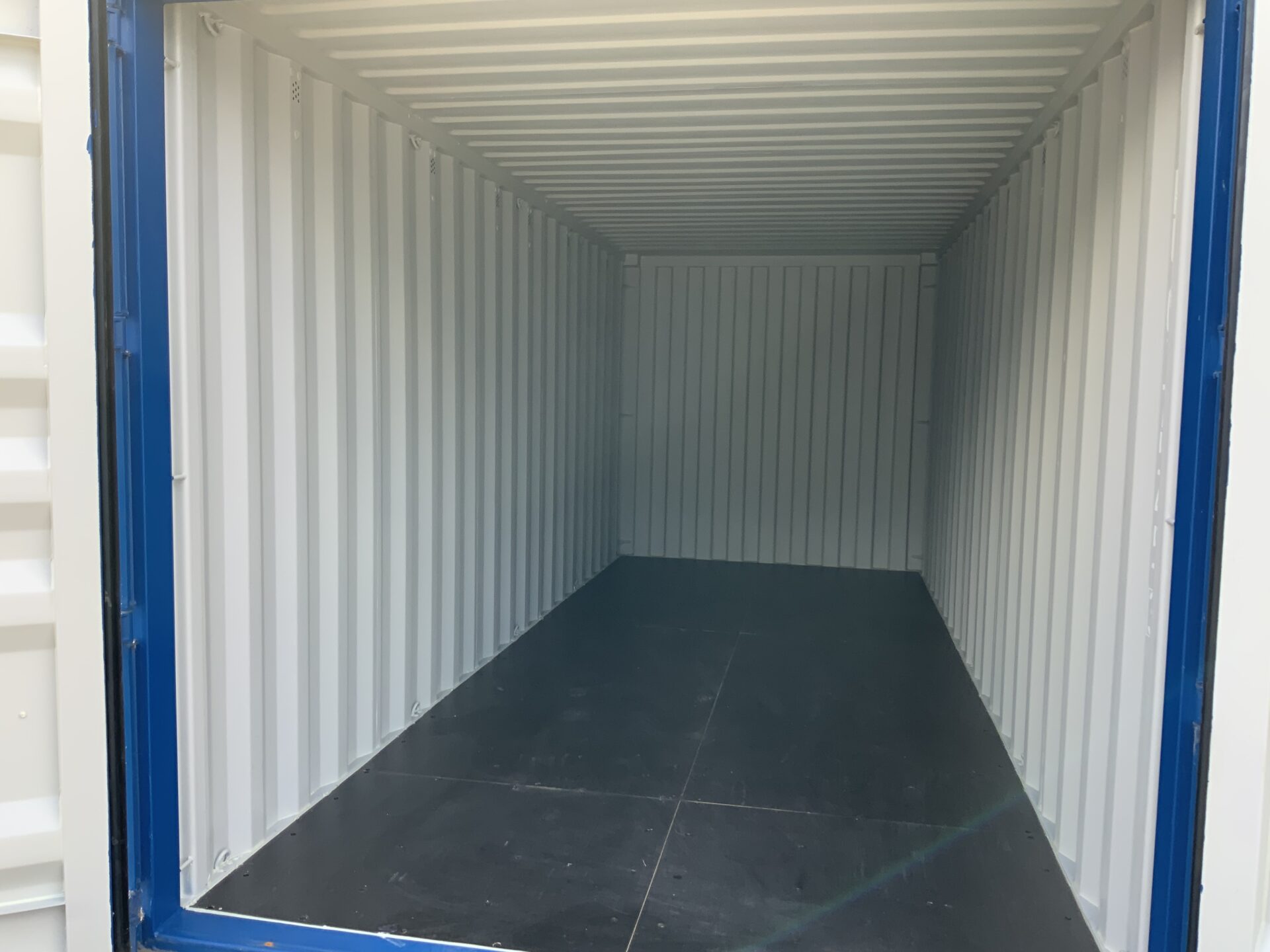 Immaculate Inside of RAL 5010 Blue 20ft shipping container KNG72276